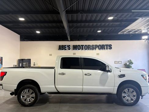 Used 2020 Nissan Titan SL w/ Moonroof Package AWD/4WD image 5