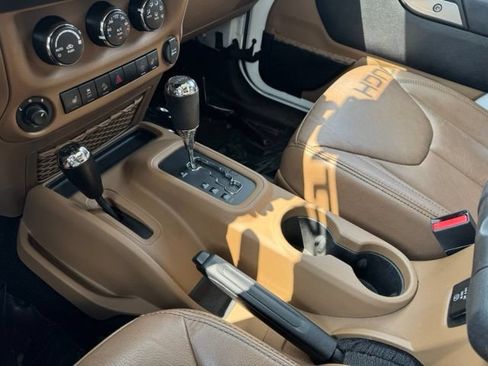 Used 2013 Jeep Wrangler Unlimited Rubicon w/ Connectivity Group AWD/4WD image 18