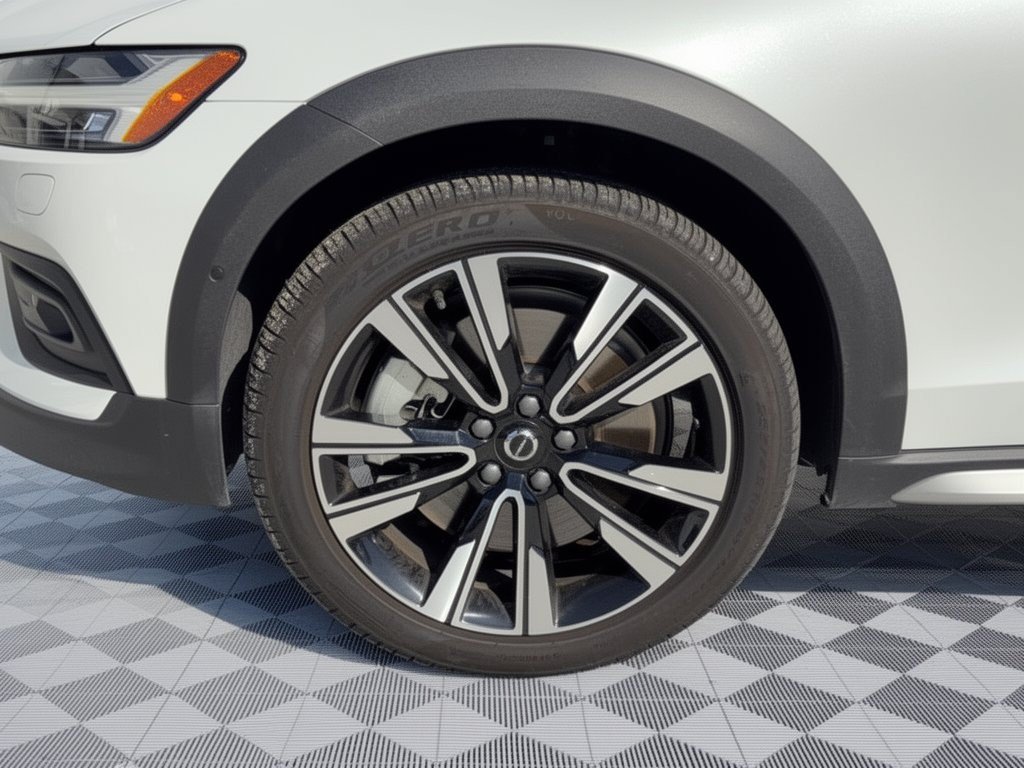 Certified 2025 Volvo V60 B5 Cross Country Ultra AWD/4WD image 13