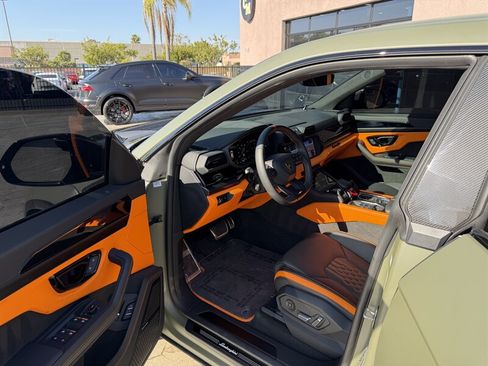 Used 2025 Lamborghini Urus SE AWD/4WD image 14