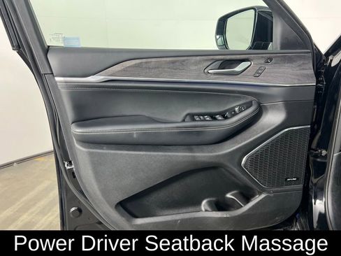 Used 2023 Jeep Grand Cherokee Overland w/ Luxury Tech Group IV image 16