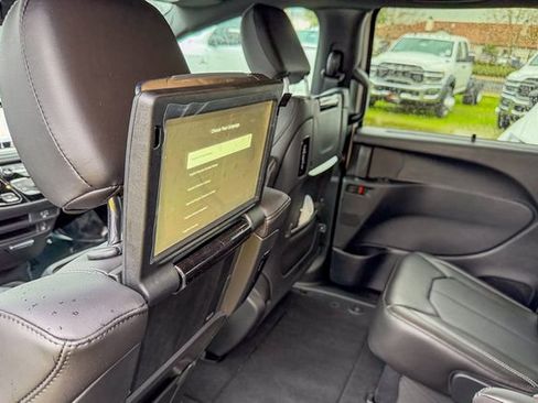 New 2026 Chrysler Pacifica Select image 24