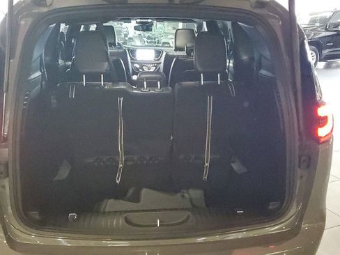 Used 2025 Chrysler Pacifica Select image 9