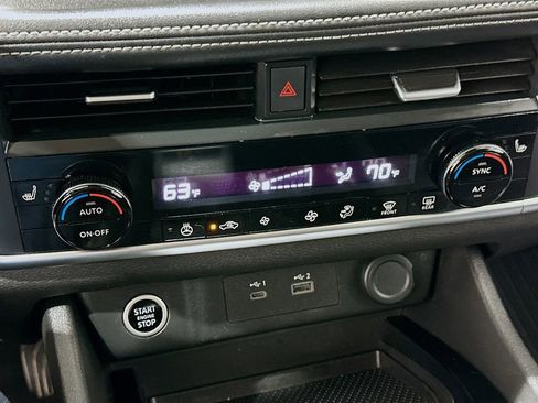 Used 2023 Nissan Rogue SV w/ SV Premium B Package FWD image 15
