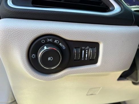 Used 2023 Chrysler Pacifica Touring-L FWD image 24