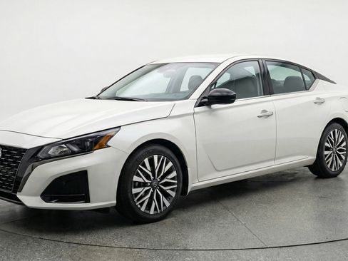 Used 2025 Nissan Altima 2.5 SV image 3