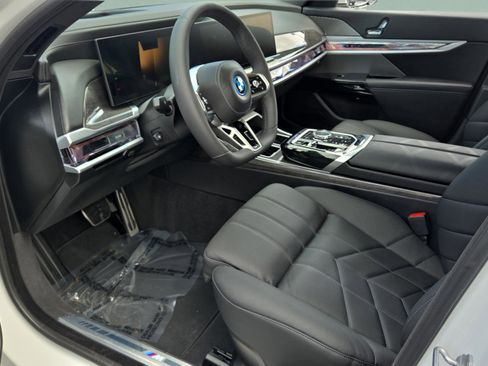 Used 2026 BMW 750e xDrive w/ Luxury Rear Seating Package image 9