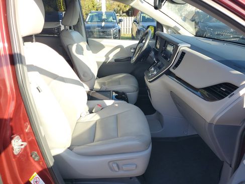 Used 2019 Toyota Sienna L image 7