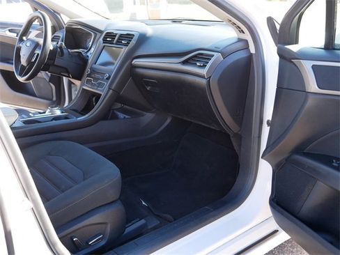 Used 2017 Ford Fusion SE image 19