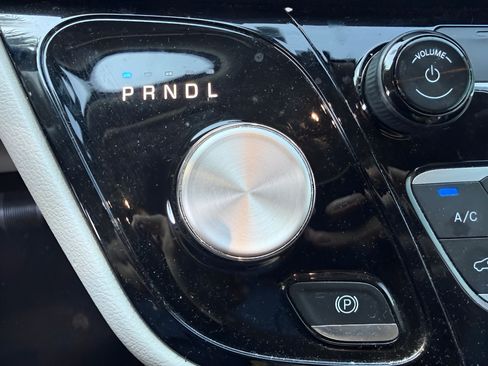 Certified 2019 Chrysler Pacifica Touring-L FWD image 19