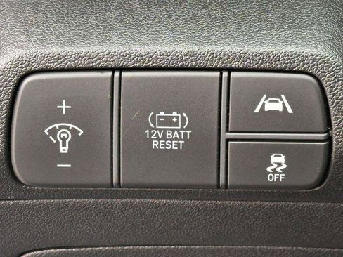 Used 2023 Hyundai Elantra Limited image 24