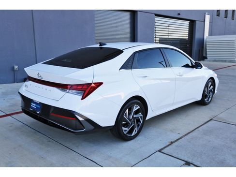 Certified 2025 Hyundai Elantra SEL image 9