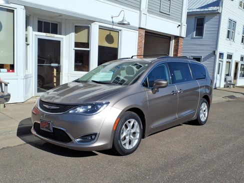 Used 2017 Chrysler Pacifica Touring-L FWD image 2