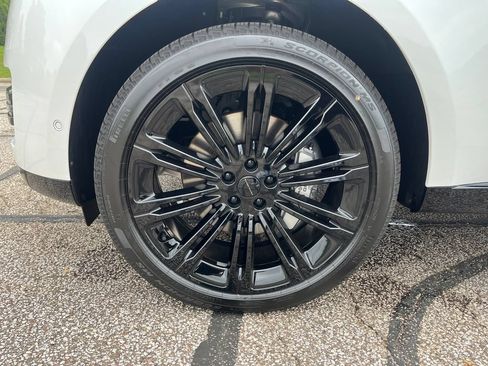 New 2026 Land Rover Range Rover Long Wheelbase SE AWD/4WD image 18