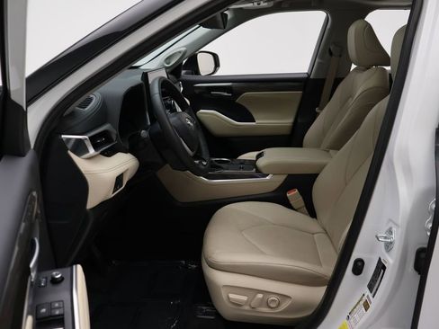 Used 2024 Toyota Highlander Limited image 14