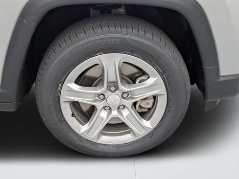 Used 2024 Jeep Compass Latitude image 9