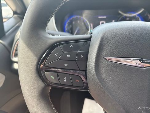 Used 2025 Chrysler Pacifica Limited FWD image 36