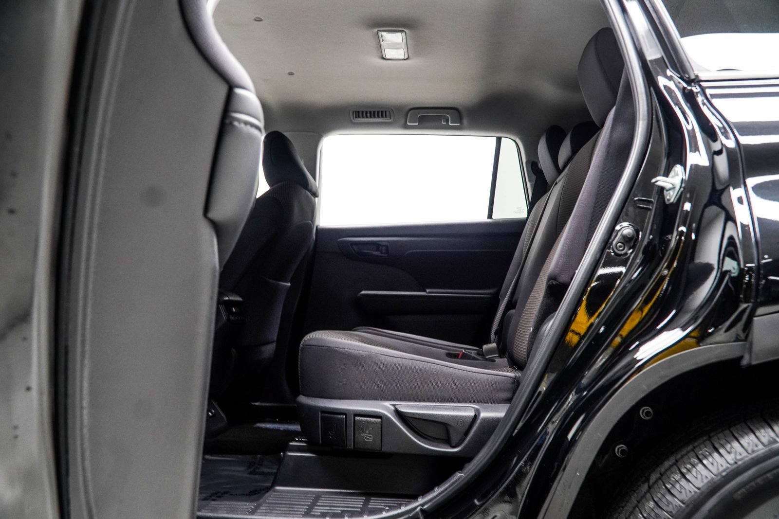 Used 2025 Toyota Highlander LE FWD image 37