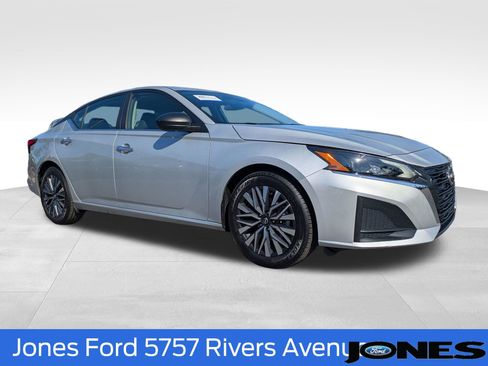Used 2024 Nissan Altima 2.5 SV FWD image 2