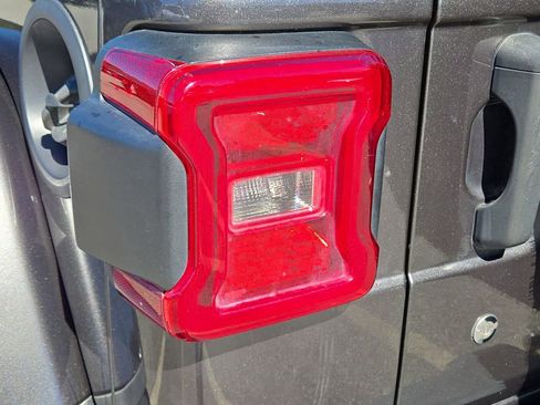 Used 2018 Jeep Wrangler Unlimited Rubicon image 12