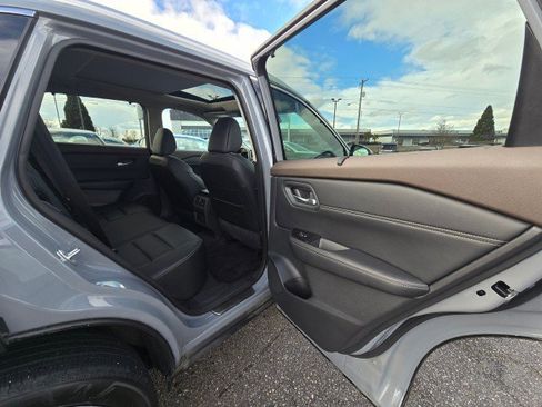 Used 2023 Nissan Rogue SL w/ SL Premium Package image 14