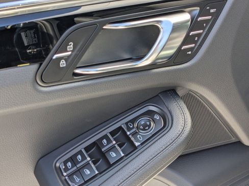 Certified 2025 Porsche Macan image 14