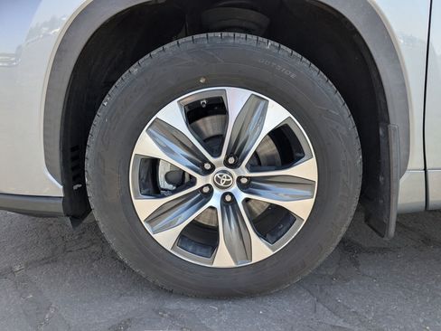 Used 2021 Toyota Highlander XLE AWD/4WD image 38