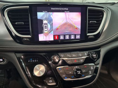 Used 2021 Chrysler Pacifica Touring-L w/ Uconnect Theater Family Group FWD image 14