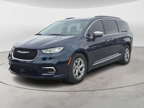 Used 2022 Chrysler Pacifica Limited w/ Uconnect Theater Family Group image 7