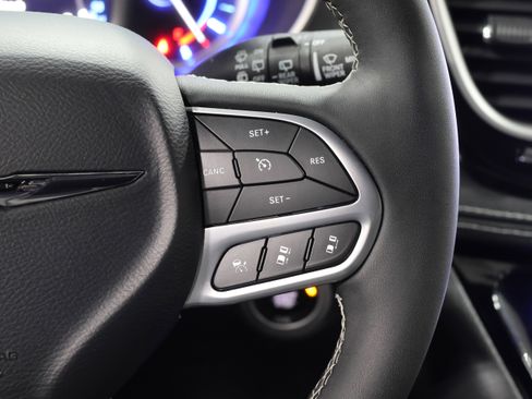 Used 2025 Chrysler Pacifica Select image 21