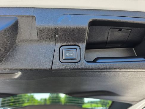Used 2023 GMC Acadia SLT AWD/4WD image 11