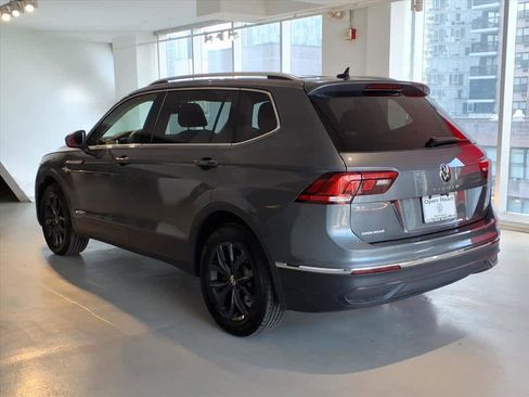 Used 2024 Volkswagen Tiguan SE w/ Panoramic Sunroof Package image 6