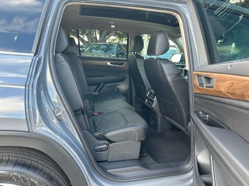 Used 2025 Volkswagen Atlas SE w/ Panoramic Sunroof Package image 47