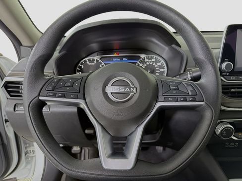 Used 2025 Nissan Altima 2.5 SV FWD image 14