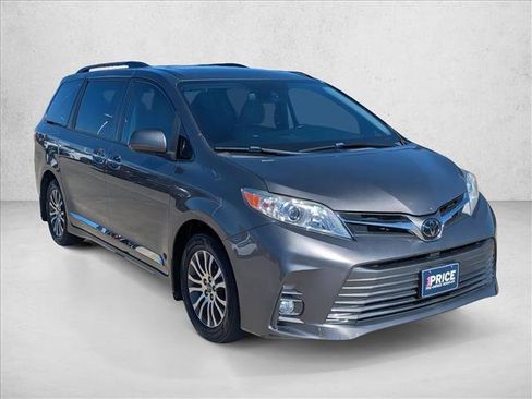 Used 2020 Toyota Sienna XLE Premium image 2