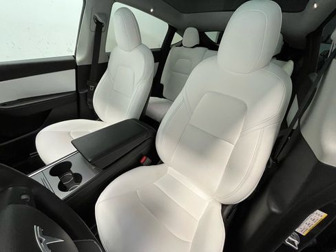 Used 2022 Tesla Model Y Long Range image 12