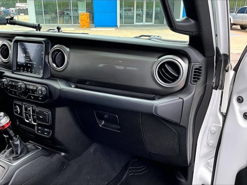 Used 2020 Jeep Gladiator Overland AWD/4WD image 16