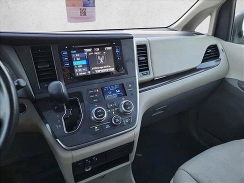 Used 2016 Toyota Sienna XLE image 21
