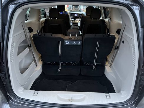 Used 2017 Chrysler Pacifica Touring FWD image 33
