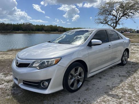 Used 2014 Toyota Camry SE w/ Moonroof Package image 2