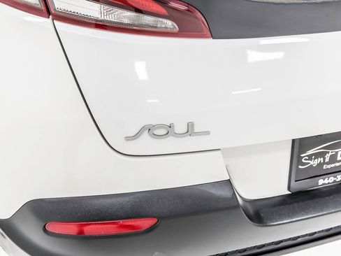 Used 2022 Kia Soul LX FWD image 11