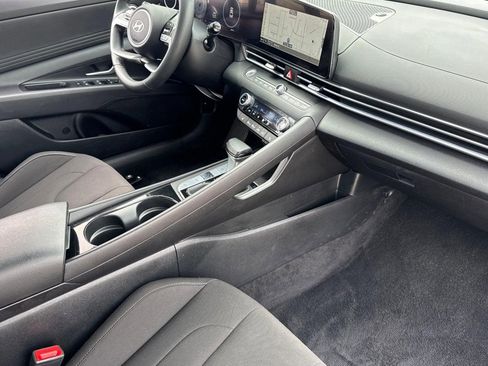 Used 2025 Hyundai Elantra SEL FWD image 31