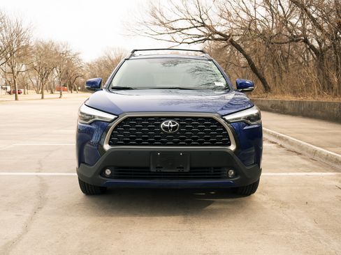 Used 2024 Toyota Corolla Cross XLE image 3