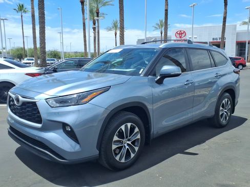 Certified 2024 Toyota Highlander XLE FWD image 8
