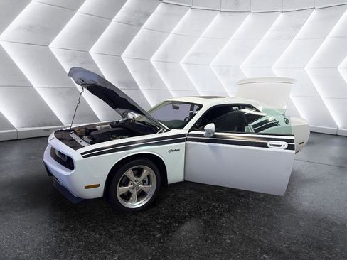 Used 2010 Dodge Challenger R/T RWD image 10