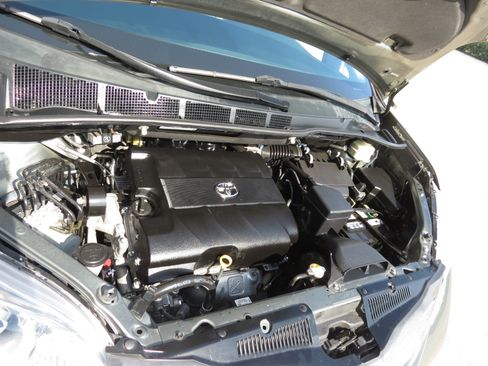 Used 2011 Toyota Sienna XLE FWD image 10