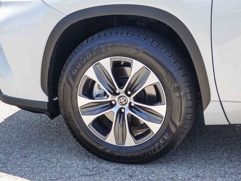Used 2022 Toyota Highlander XLE FWD image 9