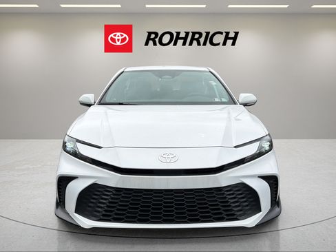 Used 2025 Toyota Camry SE FWD image 2