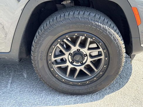 Used 2022 Jeep Grand Cherokee L Limited w/ Luxury Tech Group II AWD/4WD image 10