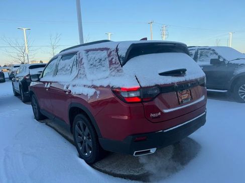 Used 2025 Honda Pilot Sport image 3